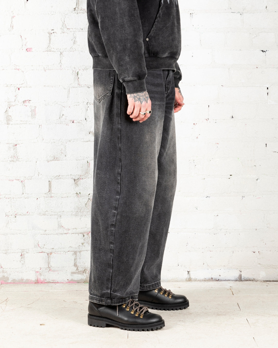 The 73 mountain derby in black with coffee laces