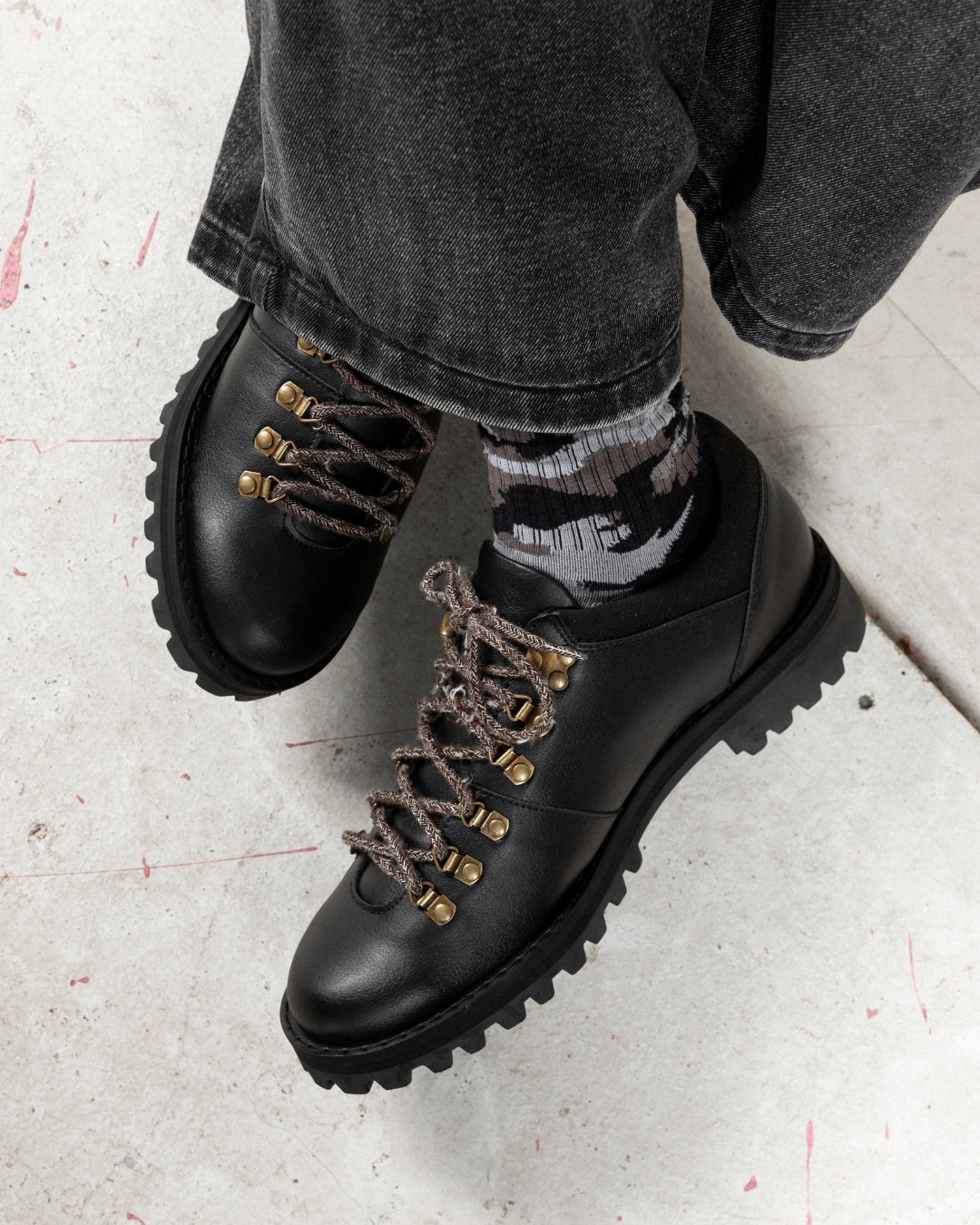 The 73 mountain derby in black with coffee laces