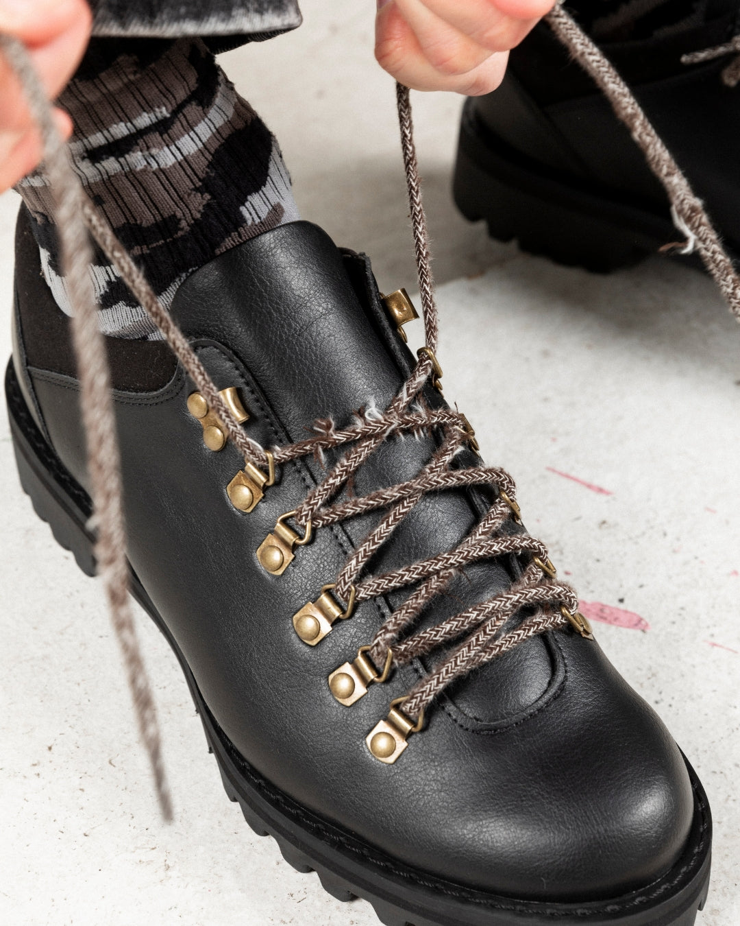The 73 mountain derby in black with coffee laces